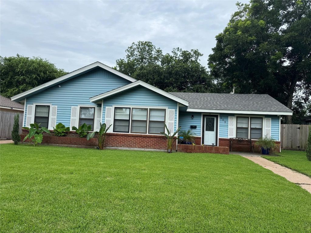 509 23rd Avenue N, Texas City, TX 77590