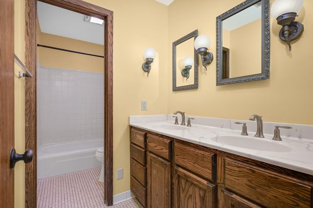 1989 Foxridge Road, Saint Paul, MN 55119