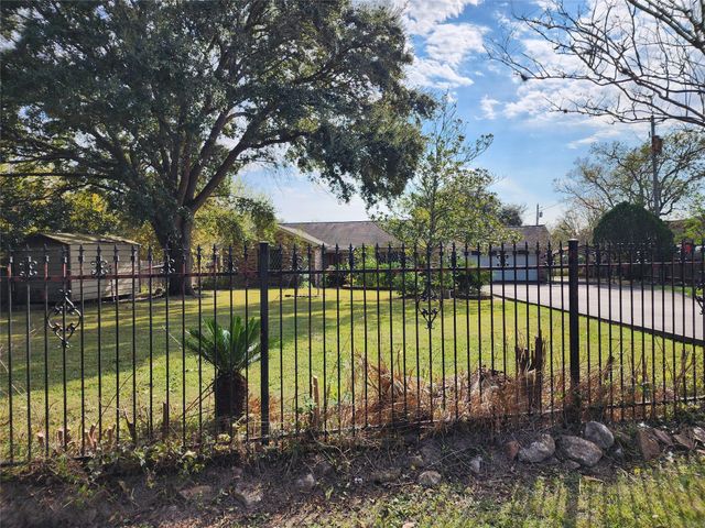2200 Golden Ave, Bay City, TX 77414
