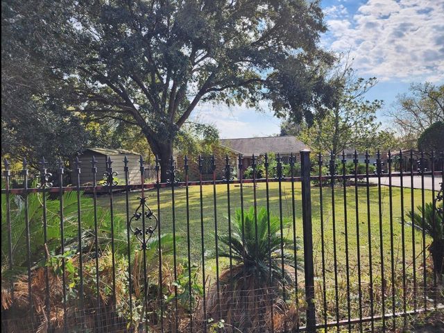 2200 Golden Ave, Bay City, TX 77414