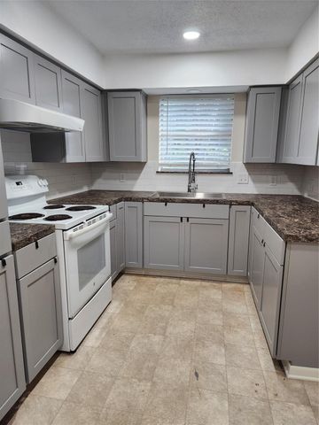 2200 Golden Ave, Bay City, TX 77414