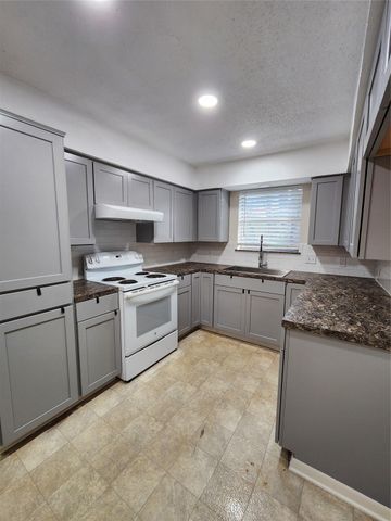 2200 Golden Ave, Bay City, TX 77414