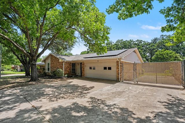 2721 Lucas Drive, Arlington, TX 76015