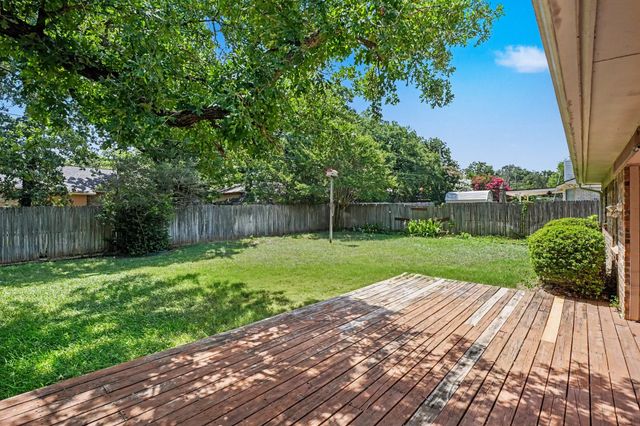 2721 Lucas Drive, Arlington, TX 76015