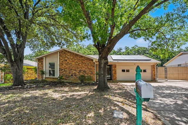 2721 Lucas Drive, Arlington, TX 76015