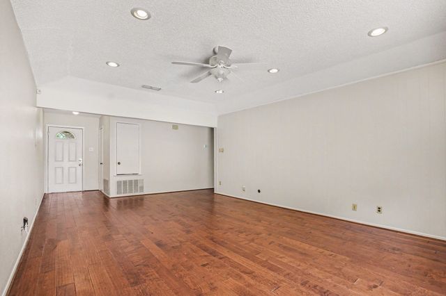 2721 Lucas Drive, Arlington, TX 76015