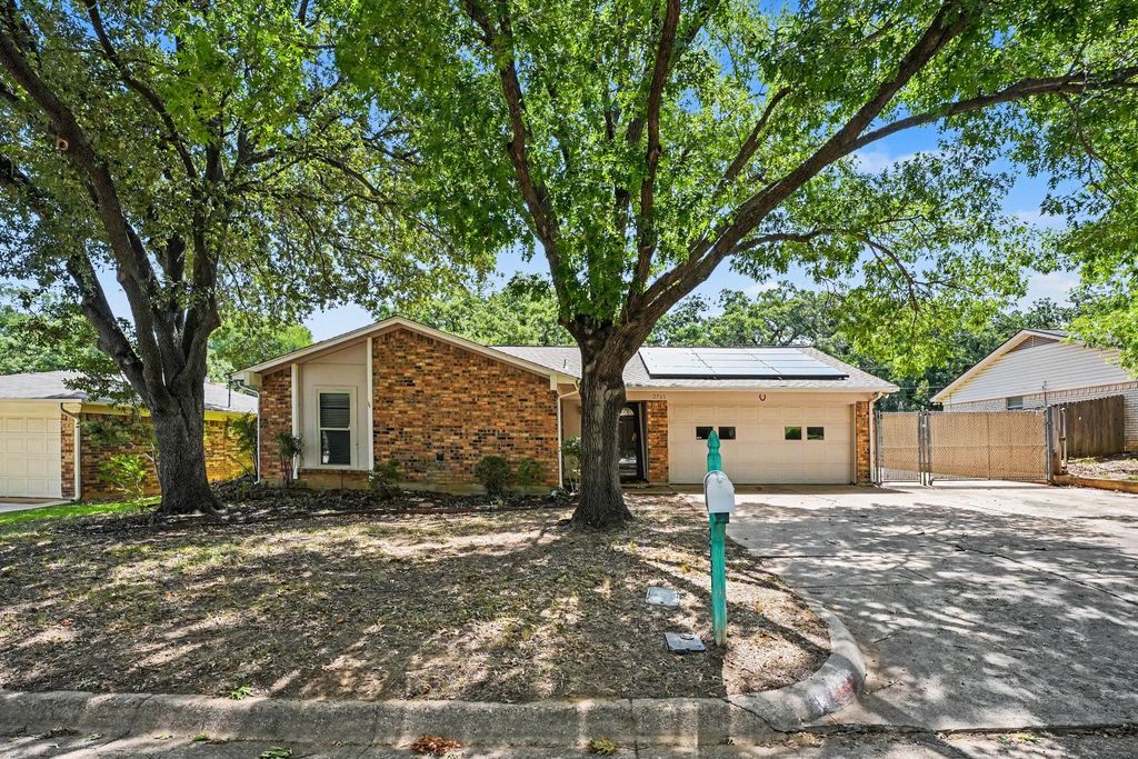 2721 Lucas Drive, Arlington, TX 76015