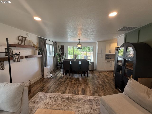6974 GLACIER Dr, Springfield, OR 97478