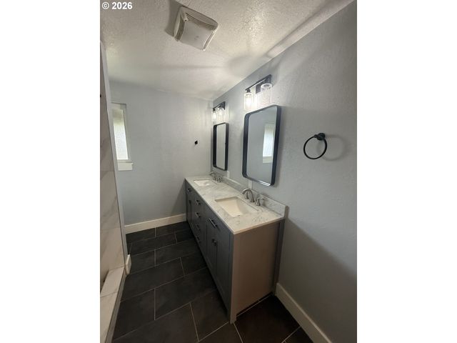 6974 GLACIER Dr, Springfield, OR 97478