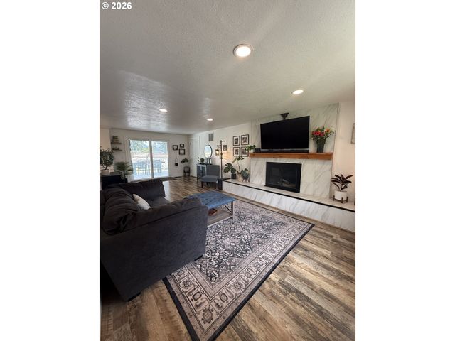 6974 GLACIER Dr, Springfield, OR 97478