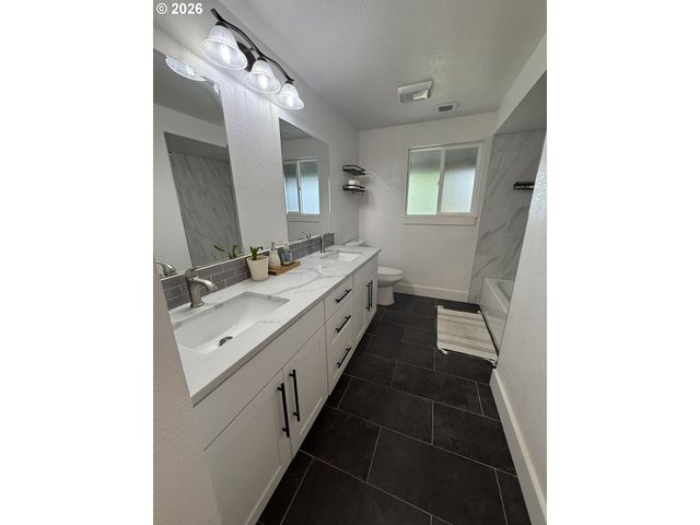 6974 GLACIER Dr, Springfield, OR 97478