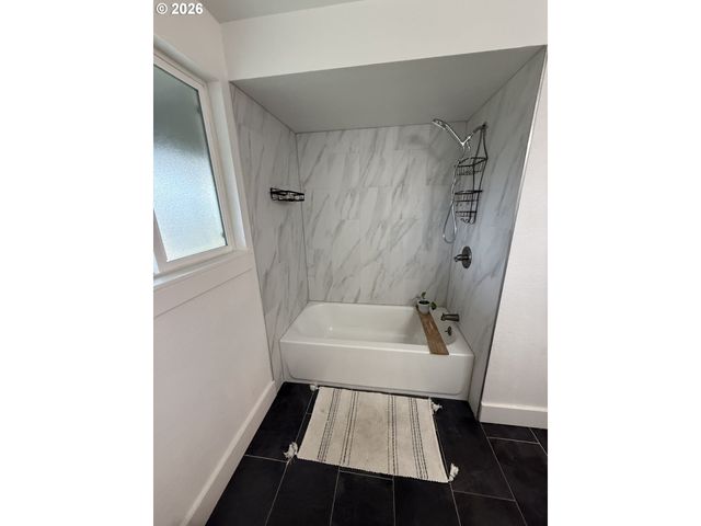 6974 GLACIER Dr, Springfield, OR 97478