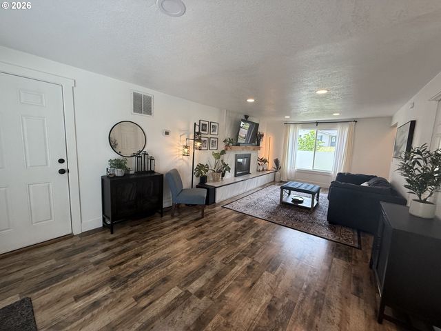 6974 GLACIER Dr, Springfield, OR 97478