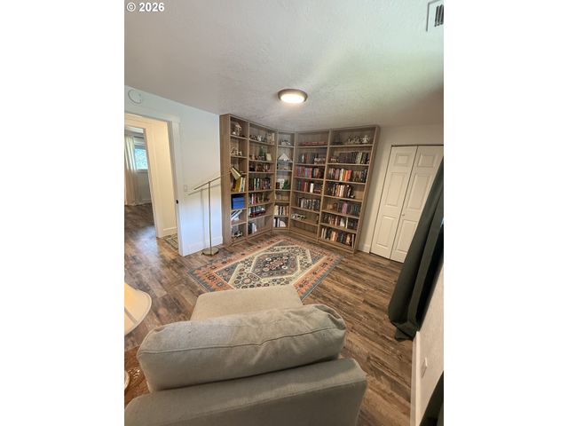 6974 GLACIER Dr, Springfield, OR 97478