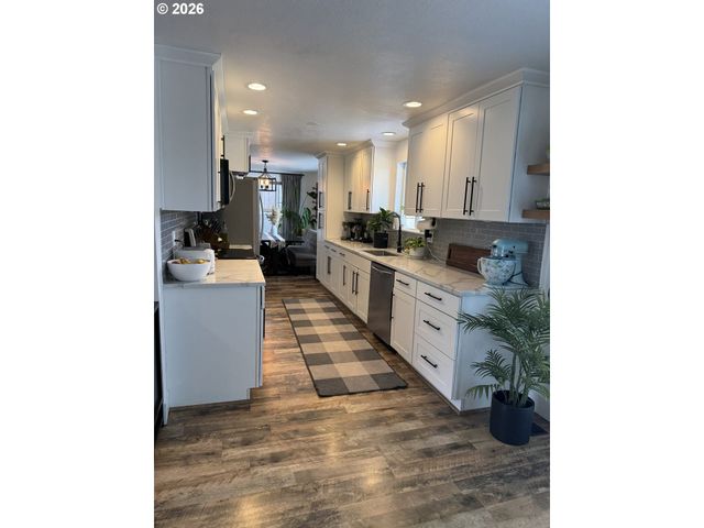 6974 GLACIER Dr, Springfield, OR 97478