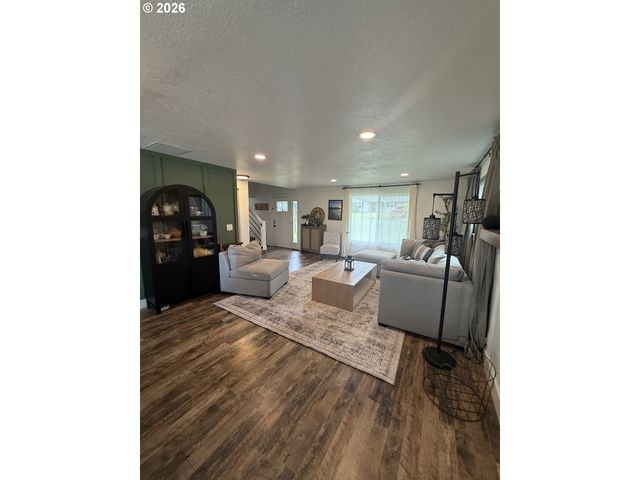 6974 GLACIER Dr, Springfield, OR 97478