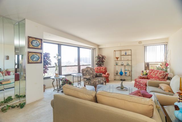 5050 S East End Avenue 7D, Chicago, IL 60615