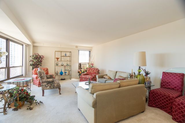 5050 S East End Avenue 7D, Chicago, IL 60615