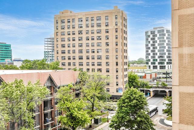 5050 S East End Avenue 7D, Chicago, IL 60615