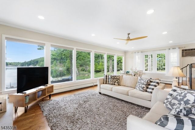 257 Hudson Ave, Hopatcong Boro, NJ 07843