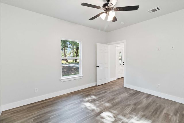 406 Ross ST, Smithville, TX 78957