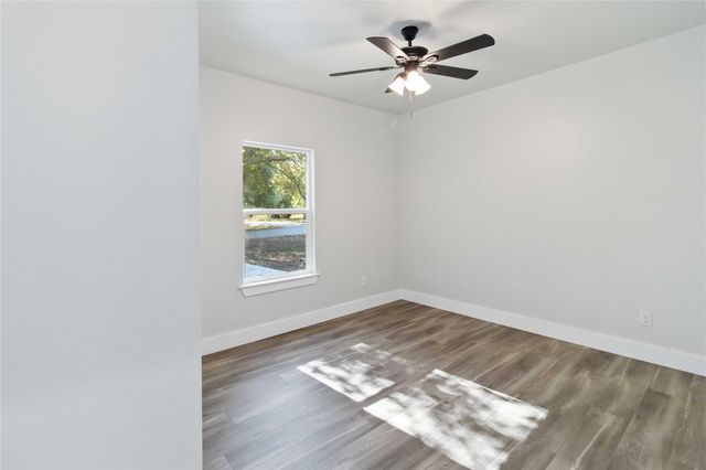 406 Ross ST, Smithville, TX 78957