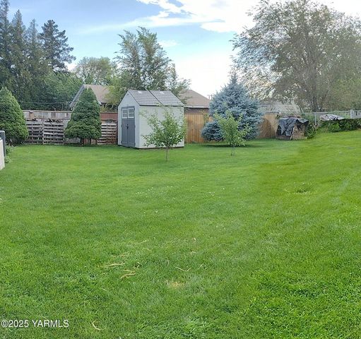 1106 Buwalda Ln, Yakima, WA 98901