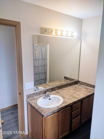 1106 Buwalda Ln, Yakima, WA 98901