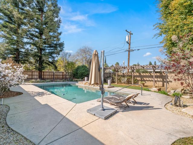 1726 W San Madele Avenue, Fresno, CA 93711