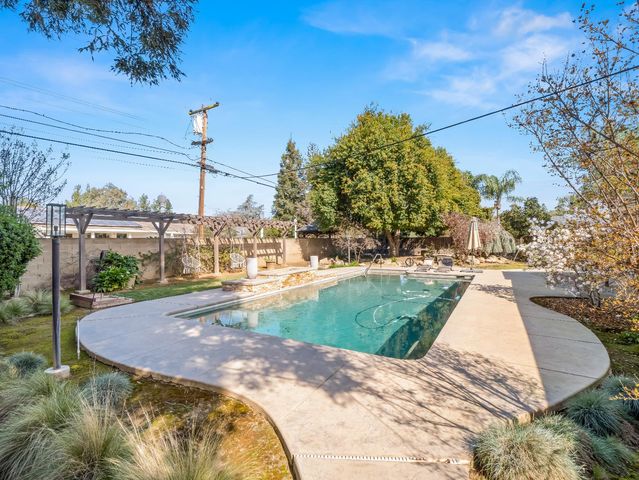 1726 W San Madele Avenue, Fresno, CA 93711