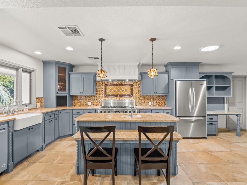 Image 15 of property listing at 1726 W San Madele Avenue, Fresno, CA 93711