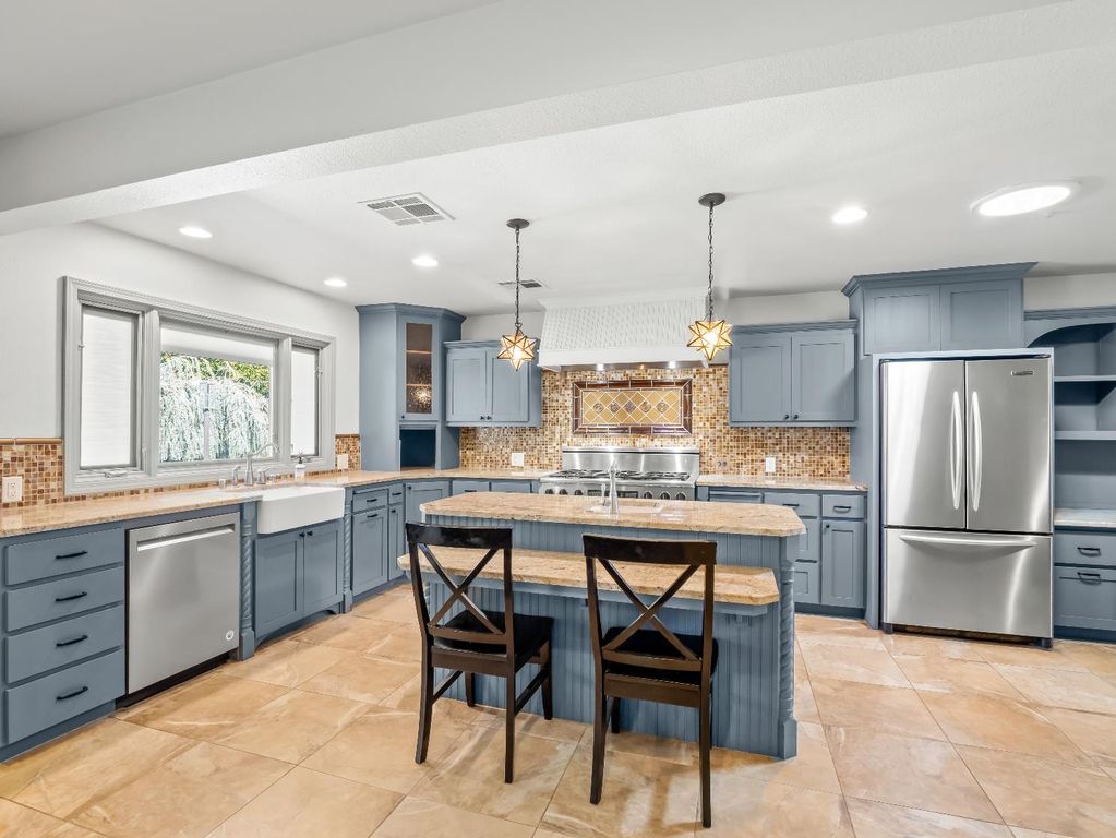 Image 16 of property listing at 1726 W San Madele Avenue, Fresno, CA 93711