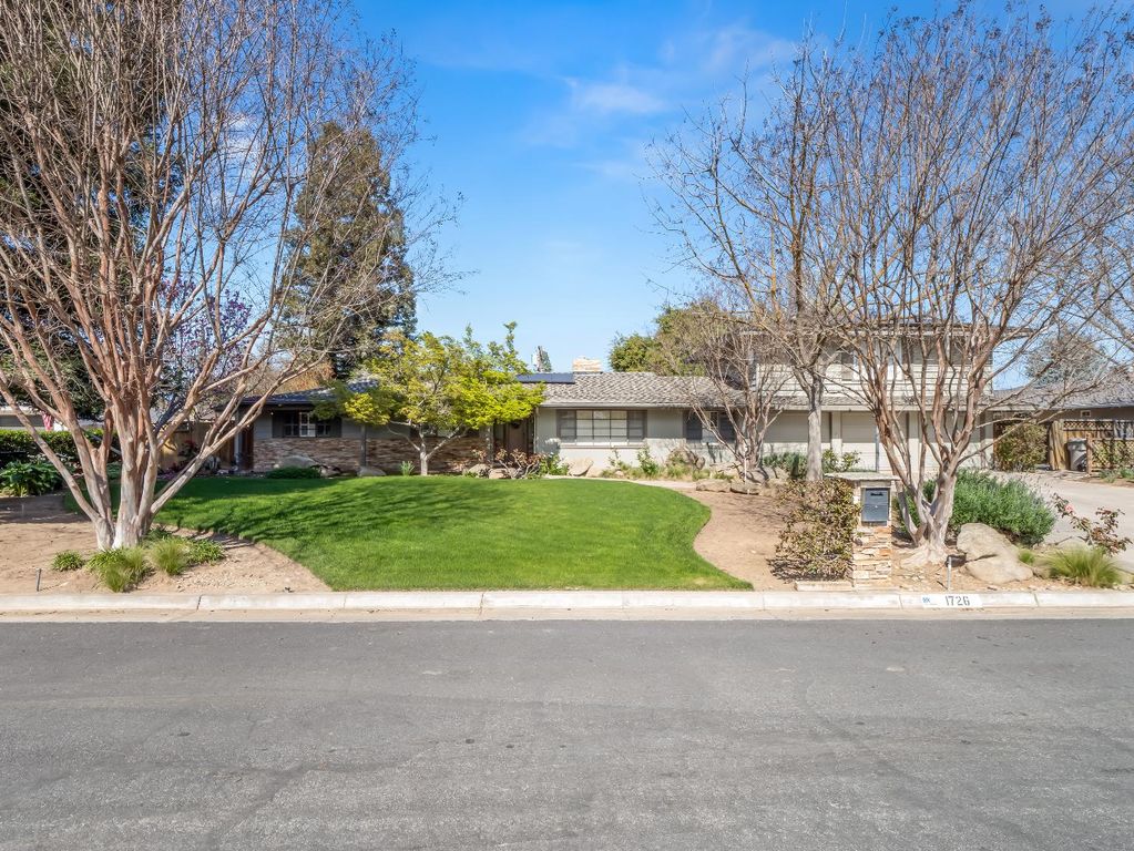 Image 2 of property listing at 1726 W San Madele Avenue, Fresno, CA 93711