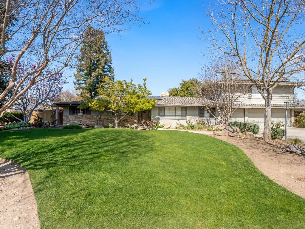Image 3 of property listing at 1726 W San Madele Avenue, Fresno, CA 93711