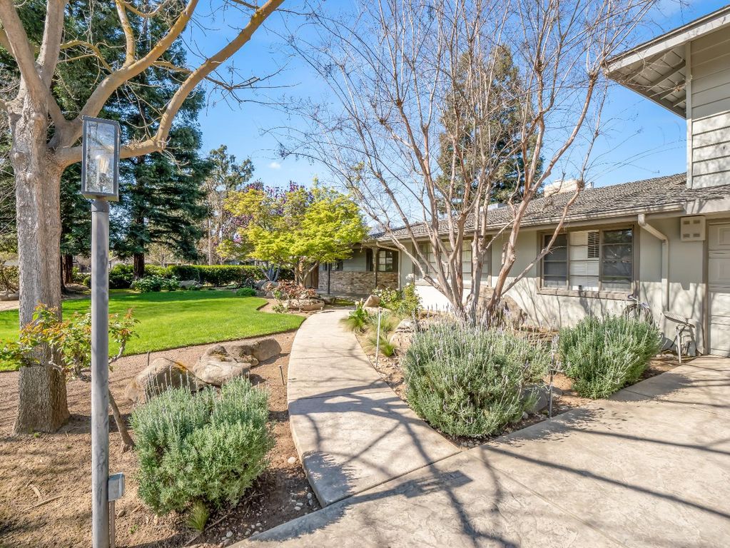 Image 4 of property listing at 1726 W San Madele Avenue, Fresno, CA 93711