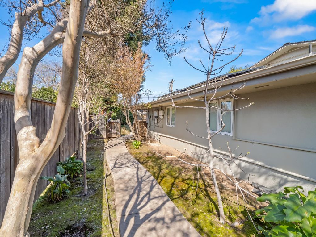 Image 47 of property listing at 1726 W San Madele Avenue, Fresno, CA 93711