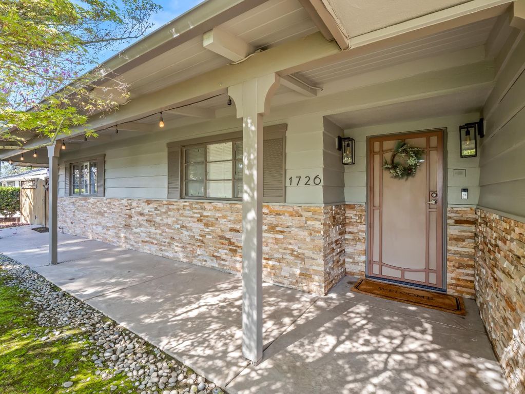Image 5 of property listing at 1726 W San Madele Avenue, Fresno, CA 93711
