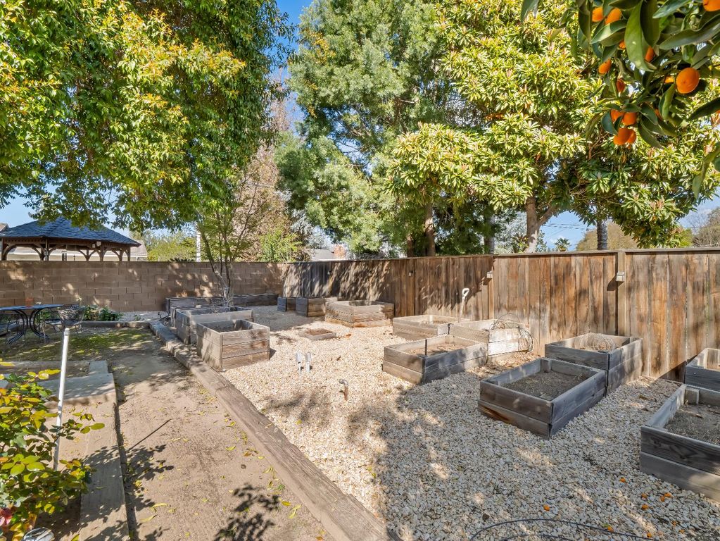 Image 51 of property listing at 1726 W San Madele Avenue, Fresno, CA 93711