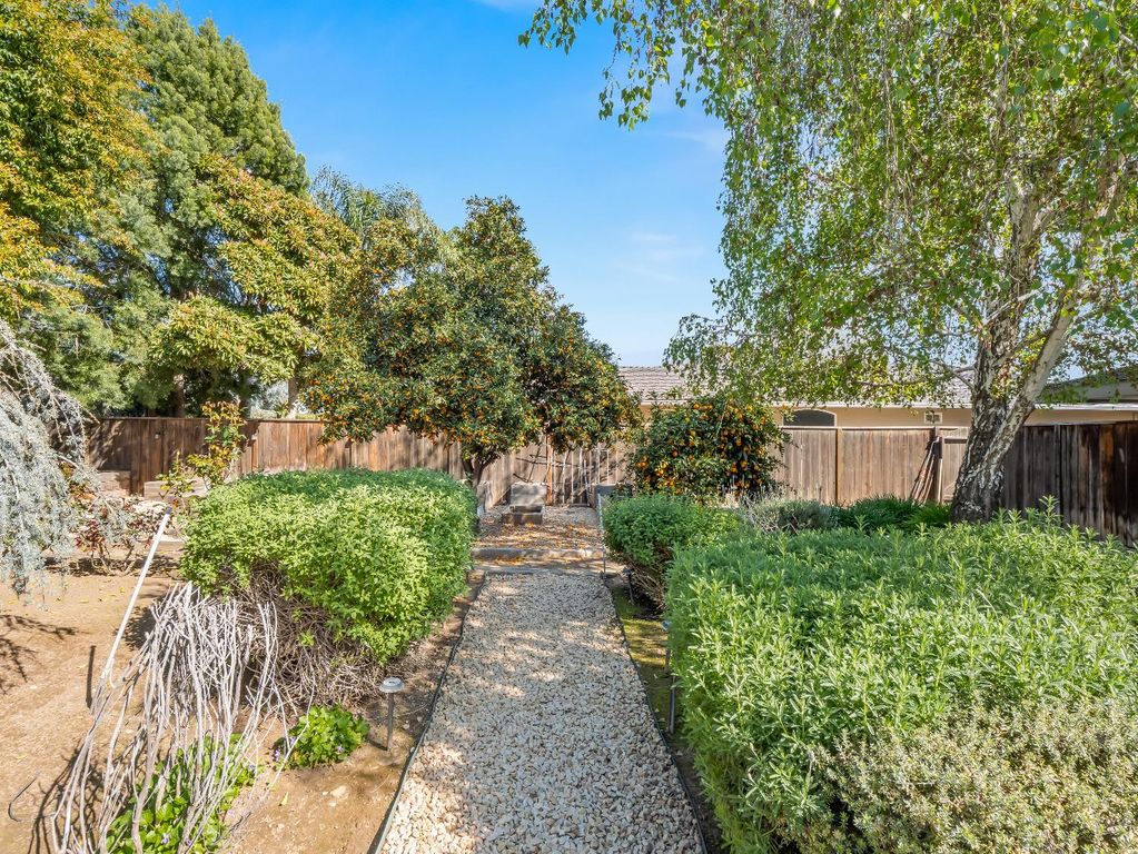 Image 52 of property listing at 1726 W San Madele Avenue, Fresno, CA 93711
