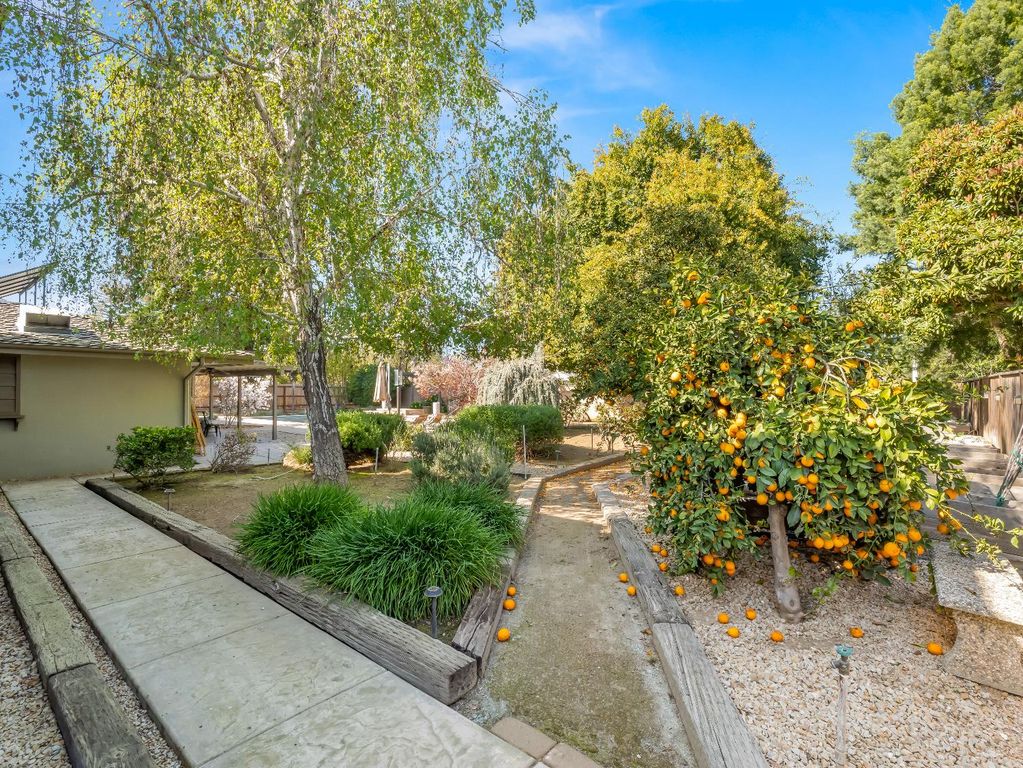 Image 54 of property listing at 1726 W San Madele Avenue, Fresno, CA 93711