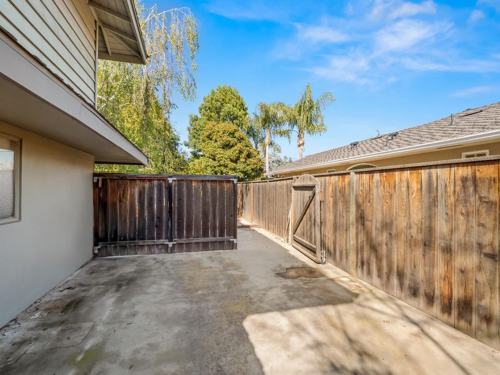 Image 55 of property listing at 1726 W San Madele Avenue, Fresno, CA 93711
