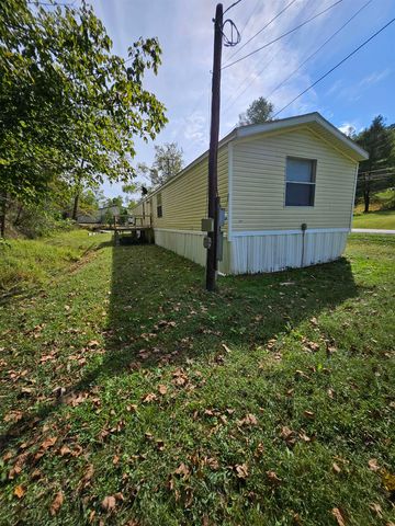 606 Cow Creek Road, Hurricane, WV 25526