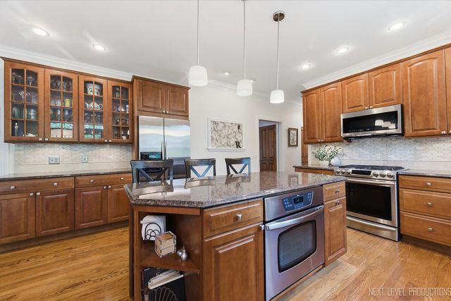 1005 Stonehedge Road, St. Charles, IL 60174