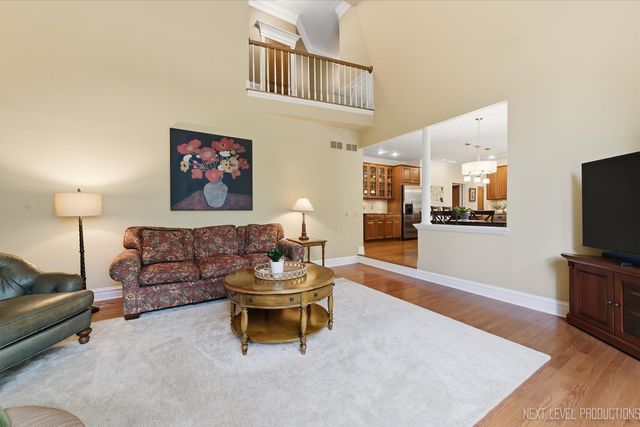 1005 Stonehedge Road, St. Charles, IL 60174
