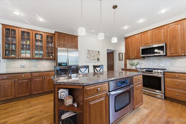 1005 Stonehedge Road, St. Charles, IL 60174