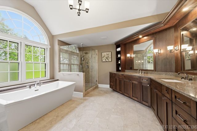 1005 Stonehedge Road, St. Charles, IL 60174