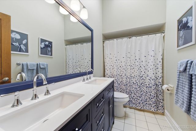 1005 Stonehedge Road, St. Charles, IL 60174
