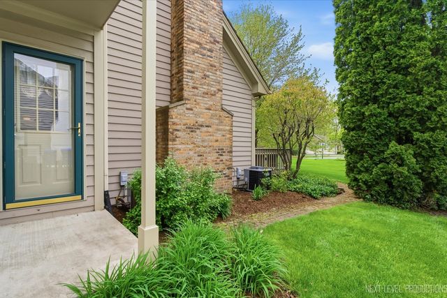 1005 Stonehedge Road, St. Charles, IL 60174
