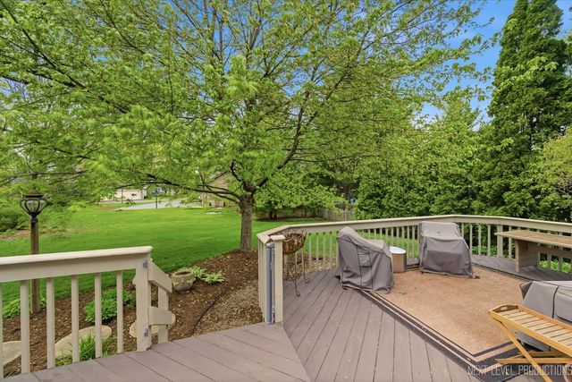 1005 Stonehedge Road, St. Charles, IL 60174