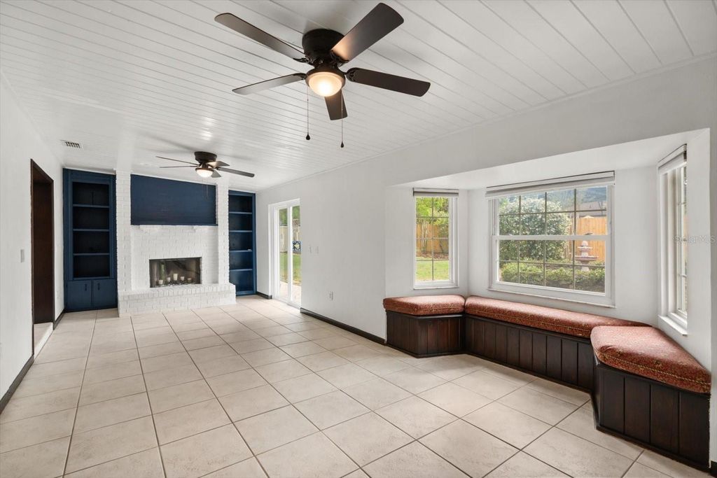 Image 4 of property listing at 4940 CASPIAN COURT, Orlando, FL 32819